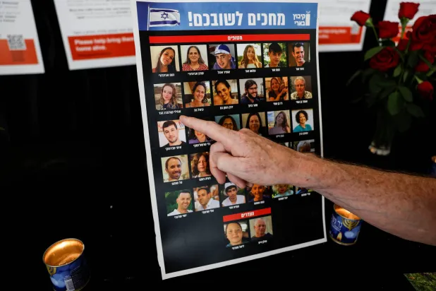 الأسرى الإسرائيليون في غزة محور محادثات من أجل تأمين الإفراج عنهم في إطار صفقة مع حركة "حماس" (رويترز)