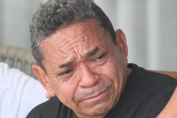 دياز يبكي متأثراً في أثناء سرده لحكاية اختطافه أمام الصحافيين (أ.ف.ب)