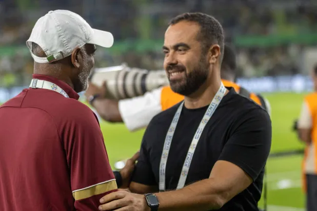 يوسف المناعي مدرب أبها يلتقي حسن خليفة (تصوير: محمد المانع) 