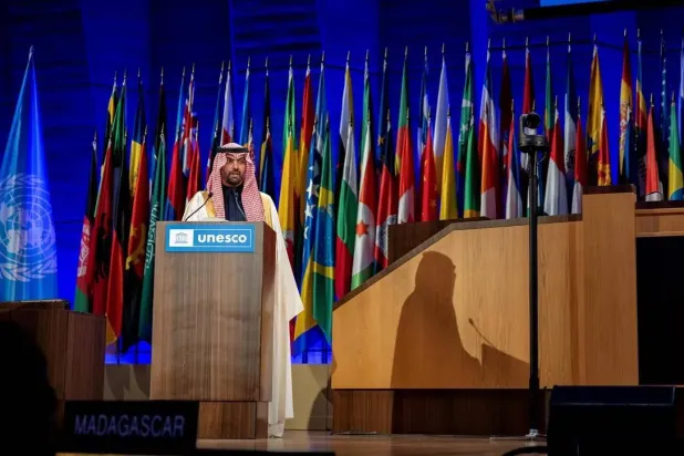 وزير الثقافة الأمير بدر بن عبد الله بن فرحان يلقي كلمة السعودية في مؤتمر «اليونيسكو» بباريس (واس)
