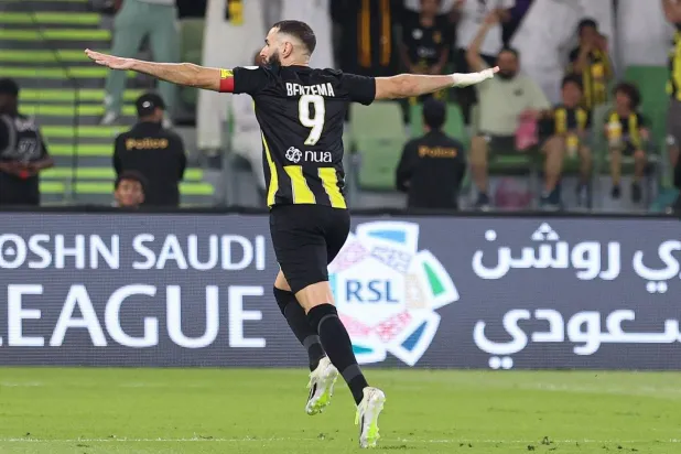 بنزيمة محتفلاً بهدفه الثاني في مرمى أبها (الدوري السعودي)