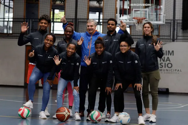 فريق الهوكي الكوبي يشارك في دورة تدريبية بعد أن طلب اللجوء في تشيلي (رويترز)