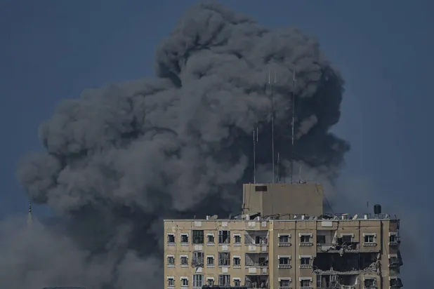 دخان يتصاعد عقب الغارات الجوية الإسرائيلية خلال قتال مباشر بين الجيش الإسرائيلي ومسلحي عز الدين القسام على طريق الشاطئ غرب وسط مدينة غزة (إ.ب.أ)