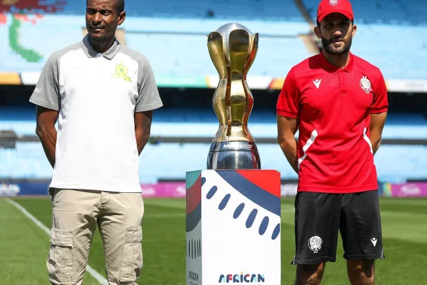 مدربا الوداد المغربي وصنداونز الجنوب أفريقي ويتوسطهم الكأس (الشرق الأوسط)