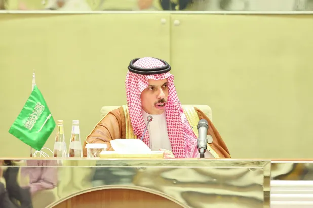 سعودی وزیر خارجہ شہزادہ فیصل بن فرحان ریاض میں عرب اسلامی سربراہی اجلاس کے اختتام پر پریس کانفرنس کرتے ہوئے (رائٹرز)