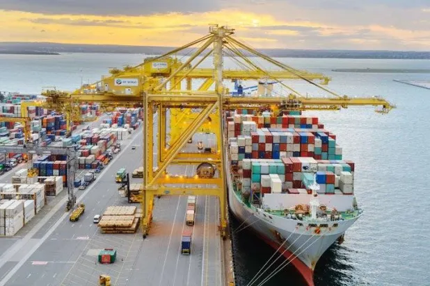 سفينة حاويات تفرغ حمولتها في ميناء ملبورن الذي تديره «موانئ دبي العالمية» (غيتي)