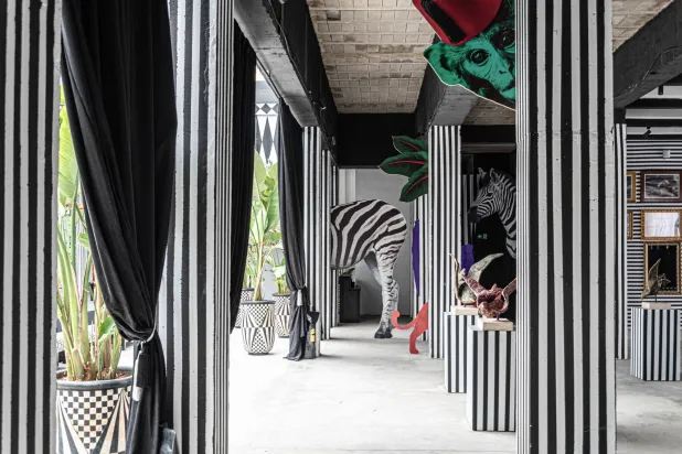 فنون بأساليب متنوعة غلفت المكان مؤكدة على الحرفية العالية للحرفيين المحليين الذين نفذوا رؤية كارمن وكل من تعاون معها (خاص)