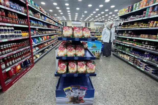 امرأة تتسوق في أحد متاجر العاصمة المصرية القاهرة (رويترز)