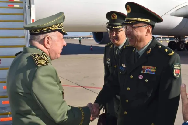 رئيس أركان الجيش الجزائري مع مدير التعاون الدولي بوزارة الدفاع الصينية («الدفاع» الجزائرية)