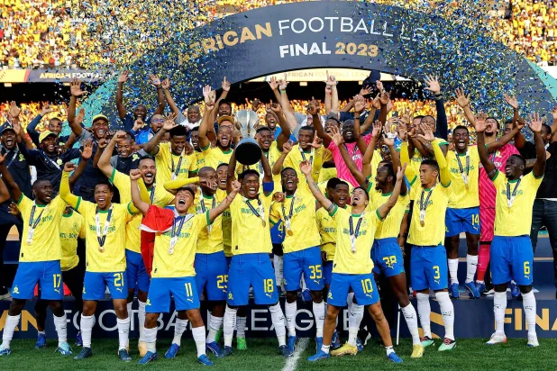 جانب من تتويج فريق صن داونز الجنوب أفريقي بلقب النسخة الأولى من بطولة الدوري الأفريقي (أ.ف.ب)