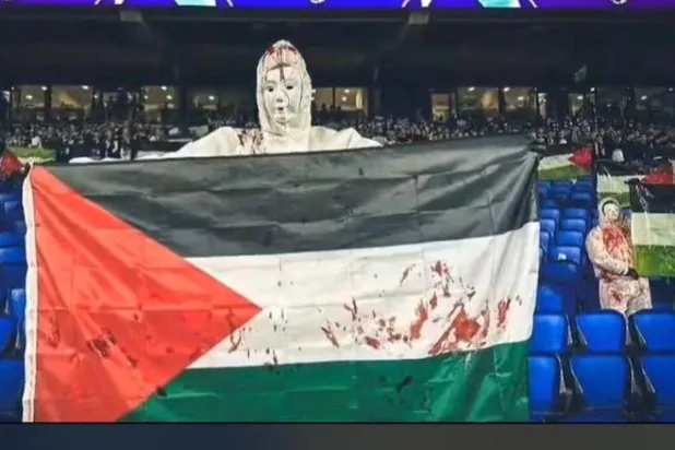 جانب من دعم الغزيين في مدرجات فريق ريال سوسيداد الإسباني (فيسبوك)