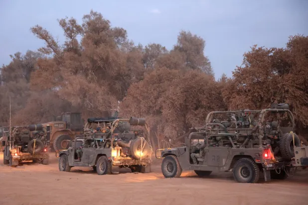 اسرائیلی فوجی گاڑیاں غزہ کی پٹی کی طرف بڑھ رہی ہیں (اے ایف پی)