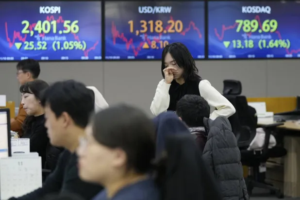 متداولون في بورصة العاصمة الكورية الجنوبية سيول (أ.ب)