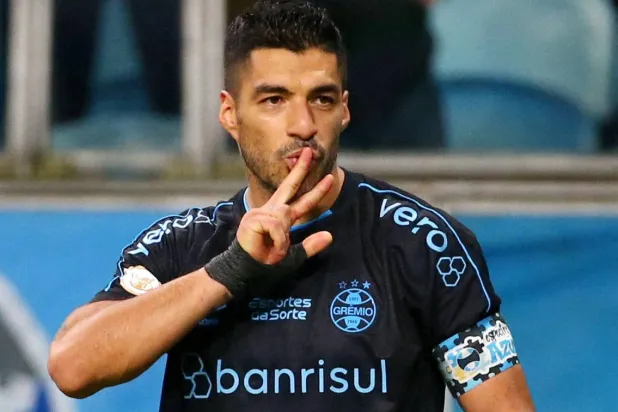 سواريز تألق بتسجيل الأهداف مع فريقه غريميو في الدوري البرازيلي فحجز مقعد العودة لصفوف منتخب الأوروغواي من جديد (رويترز)