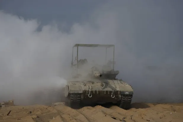 دبابة إسرائيلية تقوم بمناورة قرب الحدود مع قطاع غزة (أ.ب)