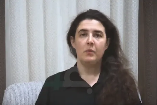 الإسرائيلية - الروسية إليزابيث تسوركوف كما ظهرت في الفيديو