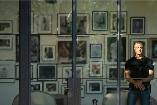 سيلفستر ستالون أمام مراجعة العمر (نتفليكس)