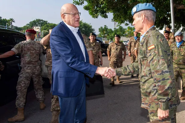 لاثارو مستقبلاً ميقاتي بمقر «اليونيفيل» في جنوب لبنان الشهر الماضي (أ.ف.ب)