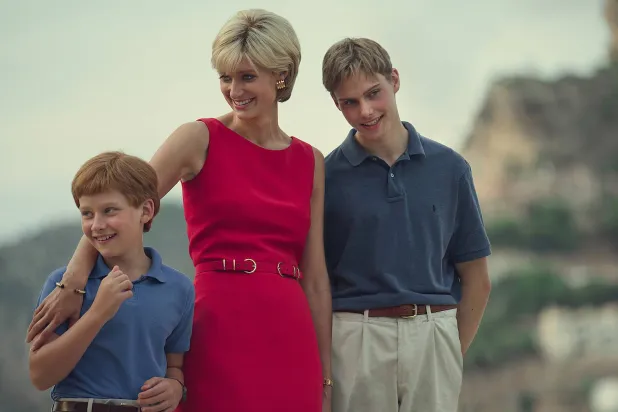 الممثلة إليزابيث ديبيكي في دور الأميرة ديانا مع ولدَيها ويليام وهاري بالموسم الأخير من «ذا كراون» (نتفليكس)