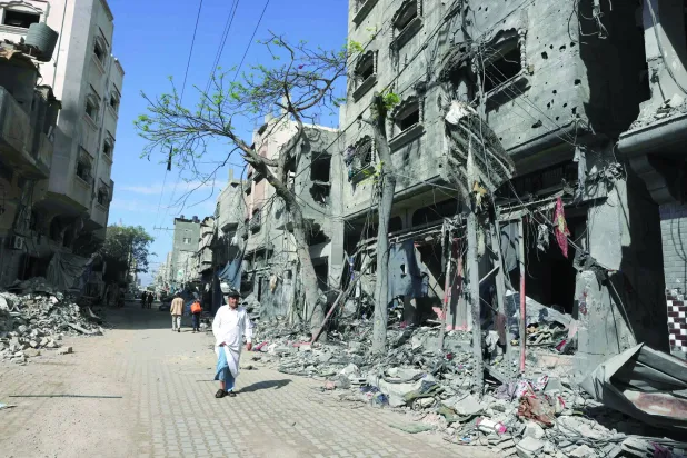 منگل کو غزہ کی پٹی میں بوریج مہاجر کیمپ کی ایک گلی میں بڑے پیمانے پر تباہی کا منظر (اے ایف پی)