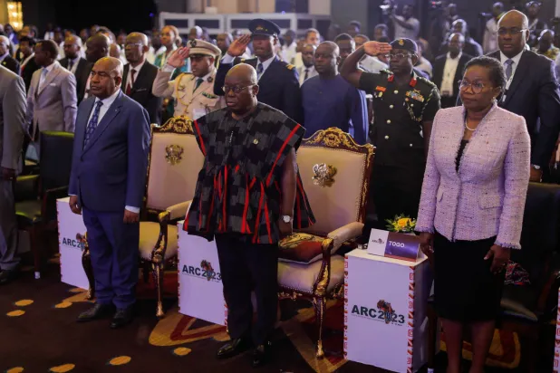 اڈو (درمیان میں) اکرا میں معاوضے کی کانفرنس کے پہلے روز کی سرگرمیوں میں (روئٹرز)