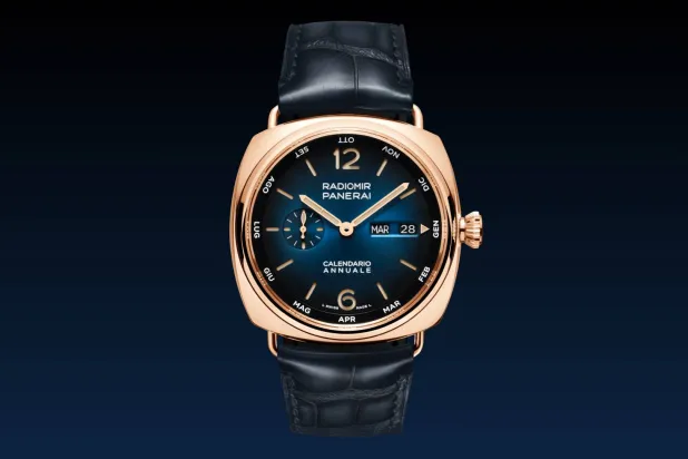 ساعة من مجموعة «راديومير» من «بانيراي» يُذكّرنا لونها الداكن بعلاقتها الحميمة بالبحار والمحيطات (بانيراي)