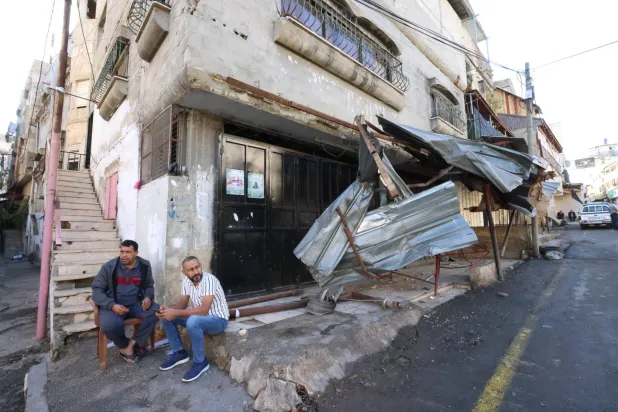 الأضرار التي أعقبت عملية للجيش الإسرائيلي في مدينة طولكرم بالضفة الغربية الأربعاء (إ.ب.أ)