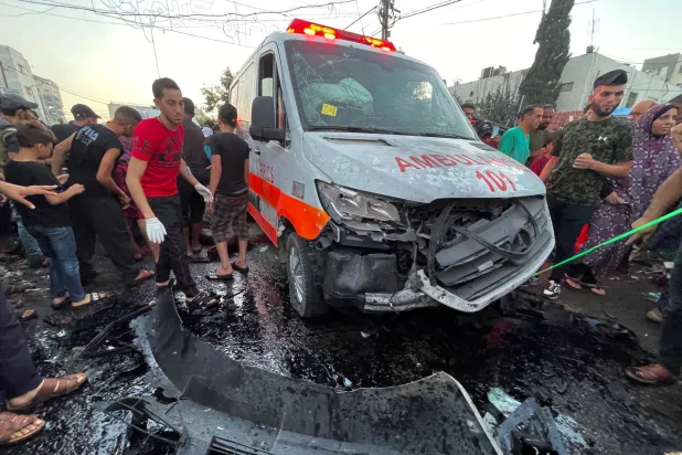 إحدى سيارات الإسعاف التي تضررت جراء ضربة إسرائيلية لقافلة منها عند مدخل مستشفى الشفاء في مدينة غزة أمس (رويترز)