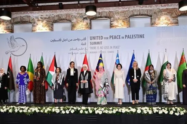 أمينة إردوغان تتوسط المشاركات في القمة النسائية من أجل فلسطين في إسطنبول (الرئاسة التركية)