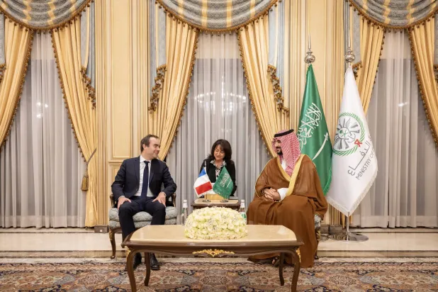 الأمير خالد بن سلمان لدى استقباله الوزير سيباستيان ليكورنو (وزارة الدفاع السعودية)