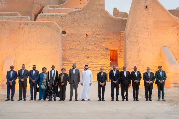 ولي العهد السعودي يتوسط قادة ورؤساء الدول المشاركة في القمة (واس)