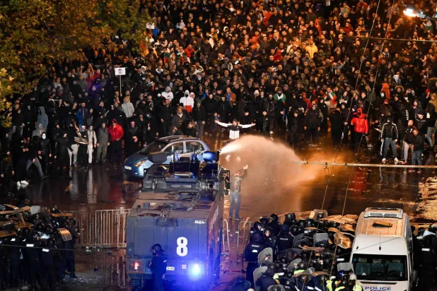 العنف طال الشرطة لتنتج إصابات بحق رجالها عند مواجهة المشجعين (أ.ف.ب)