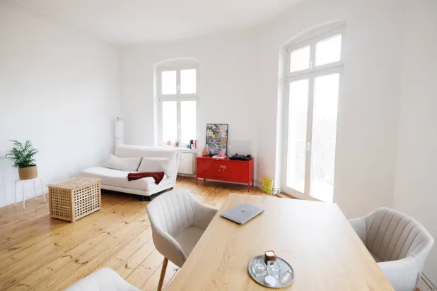 نار إيجارات لندن تحرق شباباً أُرغم على مغادرتها