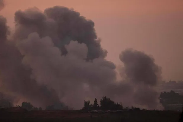 الدخان يتصاعد أثناء القصف الإسرائيلي لقطاع غزة عند غروب الشمس (أ.ف.ب)