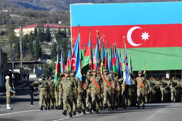 جنود أذريون خلال عرض عسكري في كاراباخ (رويترز)
