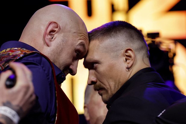 فيوري وجها لوجه مع خصمه الأوكراني أوسيك (رويترز)