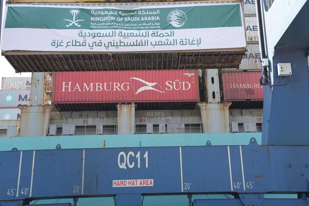 مساعدات غذائية وطبية وإيوائية تزن 1050 طناً (واس)