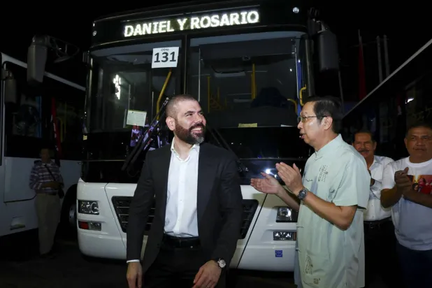 نجل رئيس نيكاراغوا لدى حضوره حفل تسلم 250 حافلة من الصين في 17 نوفمبر (أ.ف.ب)