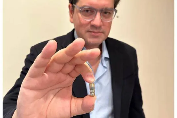 ترافيرسو يمسك بالكبسولة (مستشفى بريجهام)