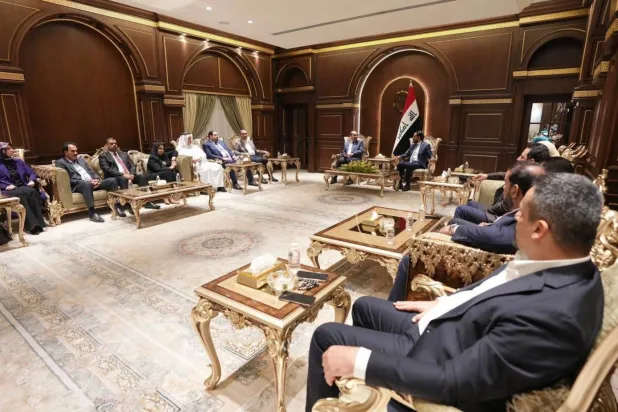 Görevden alınan Irak Temsilciler Meclisi Başkanı Muhammed el-Halbusi, Kanun Devleti Koalisyonu’nun bazı üyeleriyle, Tekaddüm Partisi'nden bazı temsilcilerin de bulunduğu bir toplantıda. (Irak Temsilciler Meclisi)