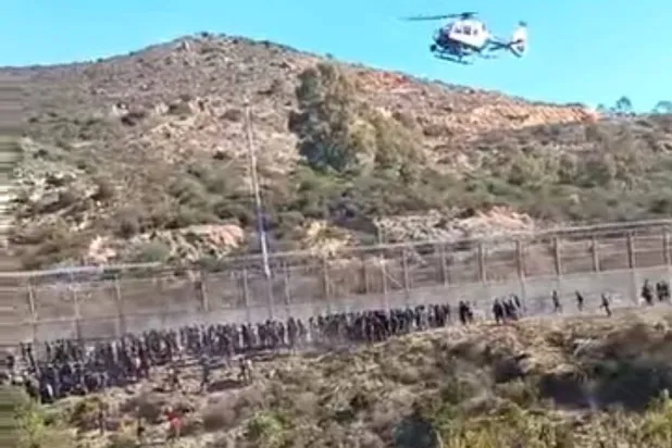 مهاجرون غير شرعيين يحاولون عبور السياج الحدودي لسبتة (من فيديو متداول على وسائل التواصل)