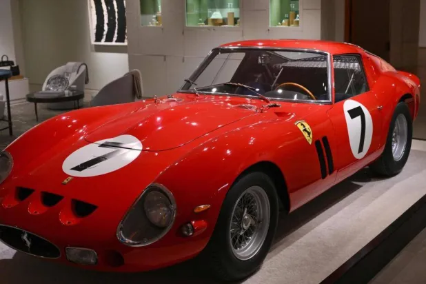 سيارة «فيراري» موديل 1962 بيعت في المزاد بسعر 51.7 مليون دولار (أ.ف.ب)