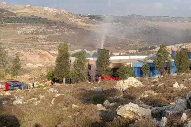 الدخان يتصاعد من المعمل بعد احتراقه (الوكالة الوطنية)