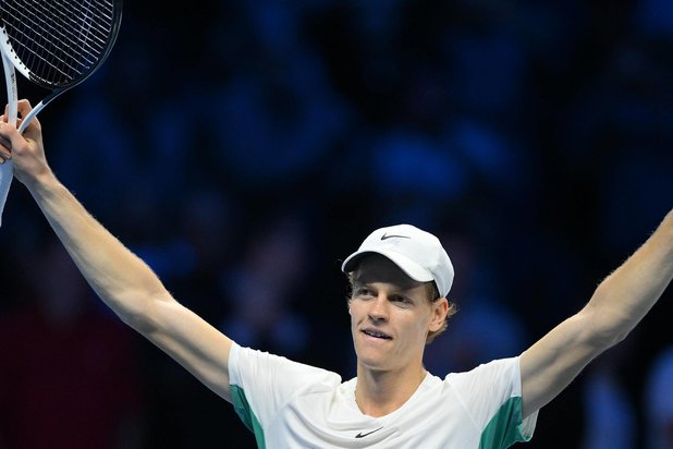 يانيك سينر محتفلاً ببلوعه النهائي (إ.ب.أ)