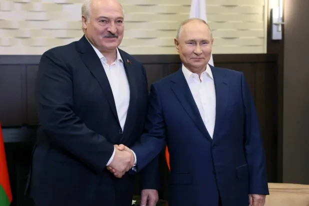 الرئيسان الروسي فلاديمير بوتين والبيلاروسي ألكسندر لوكاشينكو (إ.ب.أ)
