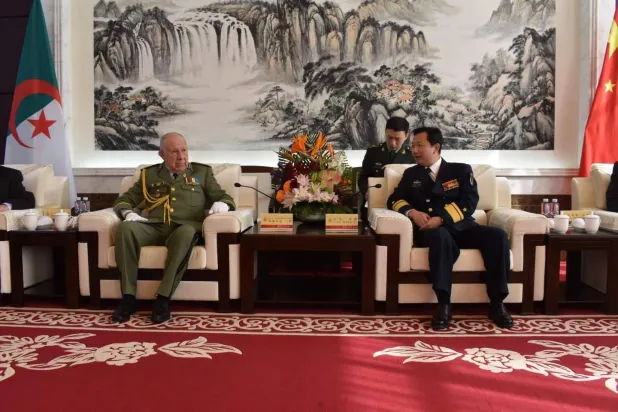 من محادثات قائد الجيش الجزائري مع مسؤول البحرية الحربية الصينية بشنغهاي (وزارة الدفاع الجزائرية)
