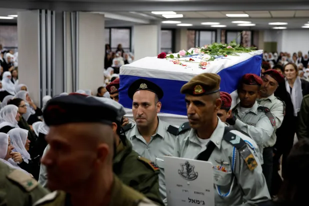 "حماس" کے خلاف جاری اسرائیلی فوج کی زمینی کارروائی کے دوران غزہ کی پٹی میں ہلاک ہونے والے ایک اسرائیلی فوجی کا جنازہ، نومبر 19، 2023 (روئٹرز)