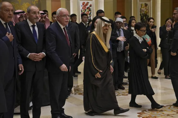 وزراء من اللجنة المكلفة من القمة العربية الإسلامية المشتركة غير العادية خلال زيارتهم للصين (أ.ب)