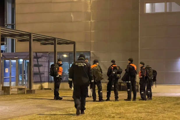 حراس حدود فنلنديون يراقبون نقطة التفتيش عند معبر نويجاما الحدودي مع روسيا (رويترز)