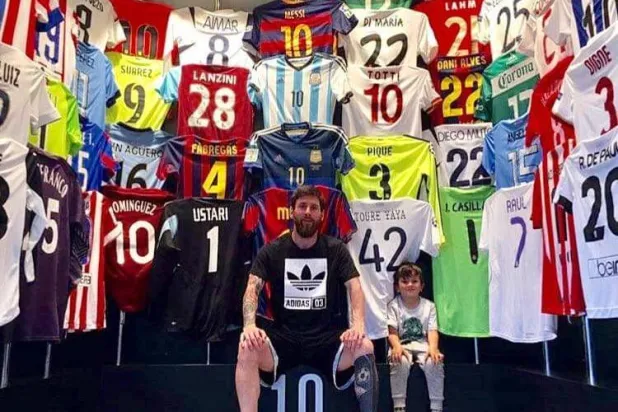 قمصان ميسي تُعرض للبيع وسيُتبرع في جزء منها للمصابين بأمراض نادرة (منصة إكس)